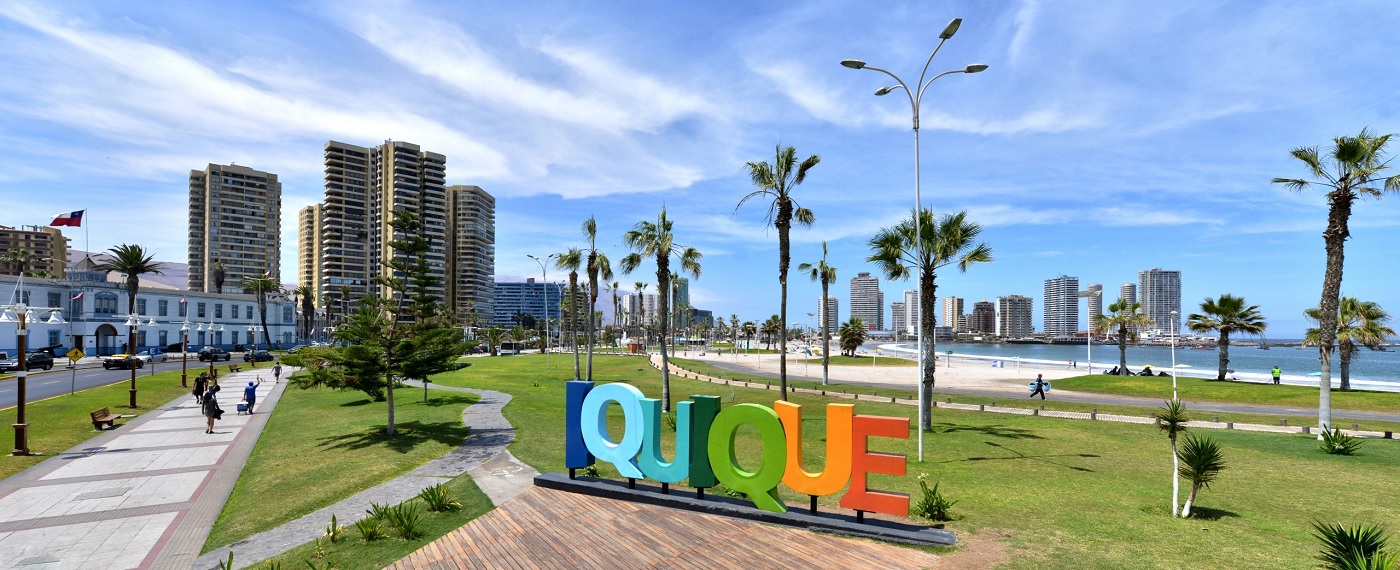 Vista nocturna de la ciudad de Iquique para el pie de página